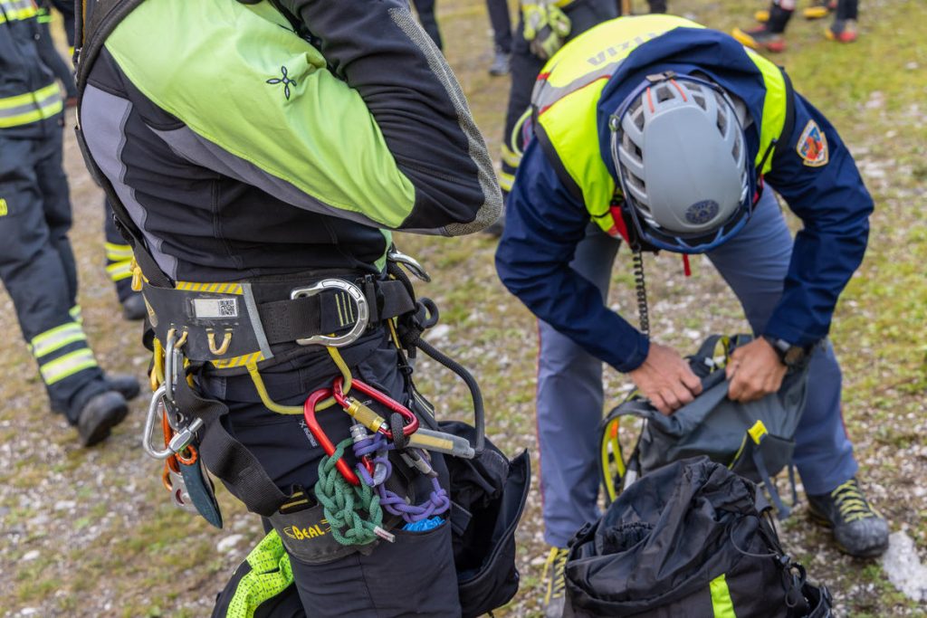 Squadre di ricerca di terra in partenza
- Vigili del fuoco permanenti di trento
-Soccorso alpino e speleologico trentino
- Guardia di finanza con le unità cinofile
- Centro addestramento alpino della polizia di Moena
- Carabinieri soccorso alpino
Canazei - Marmolada 07 luglio 2022
Ore 5.00 am - 8.30 am
Foto: Daniele Paternoster