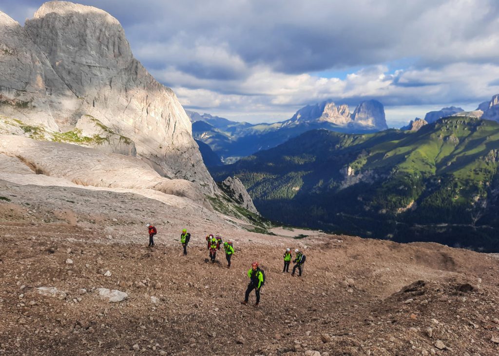 Squadre di ricerca di terra in partenza
- Vigili del fuoco permanenti di trento
-Soccorso alpino e speleologico trentino
- Guardia di finanza con le unità cinofile
- Centro addestramento alpino della polizia di Moena
- Carabinieri soccorso alpino
Canazei - Marmolada 07 luglio 2022
Ore 5.00 am - 8.30 am
Foto: Agostino Zortea (soccorritore)