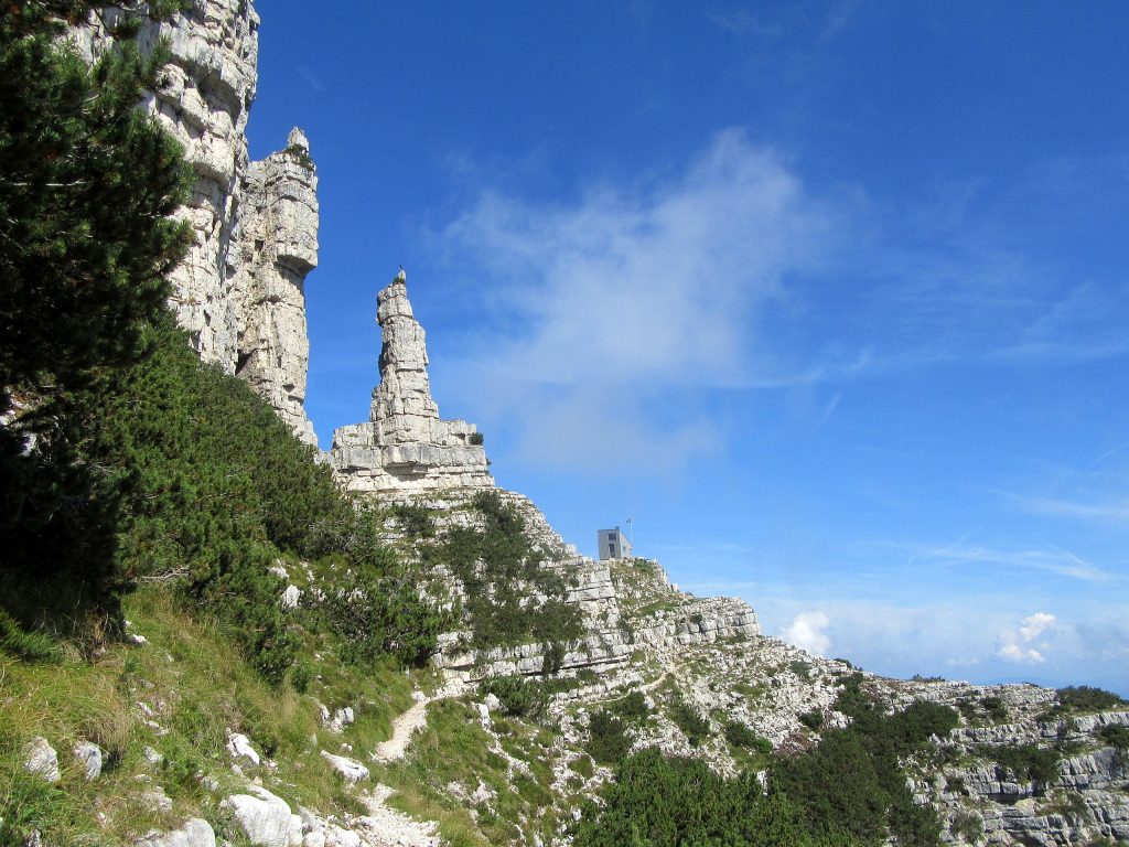 Bivacco Vigolana - Foto Wikimedia Commons @Claudio Raffaelli