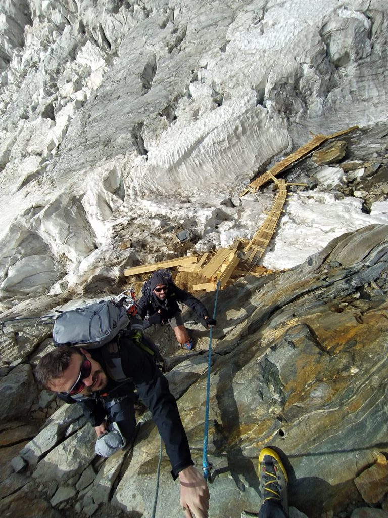 Dietro la Gnifetti. Pontili di legno per uscire sul ghiaccio. Foto Gioele Poddine