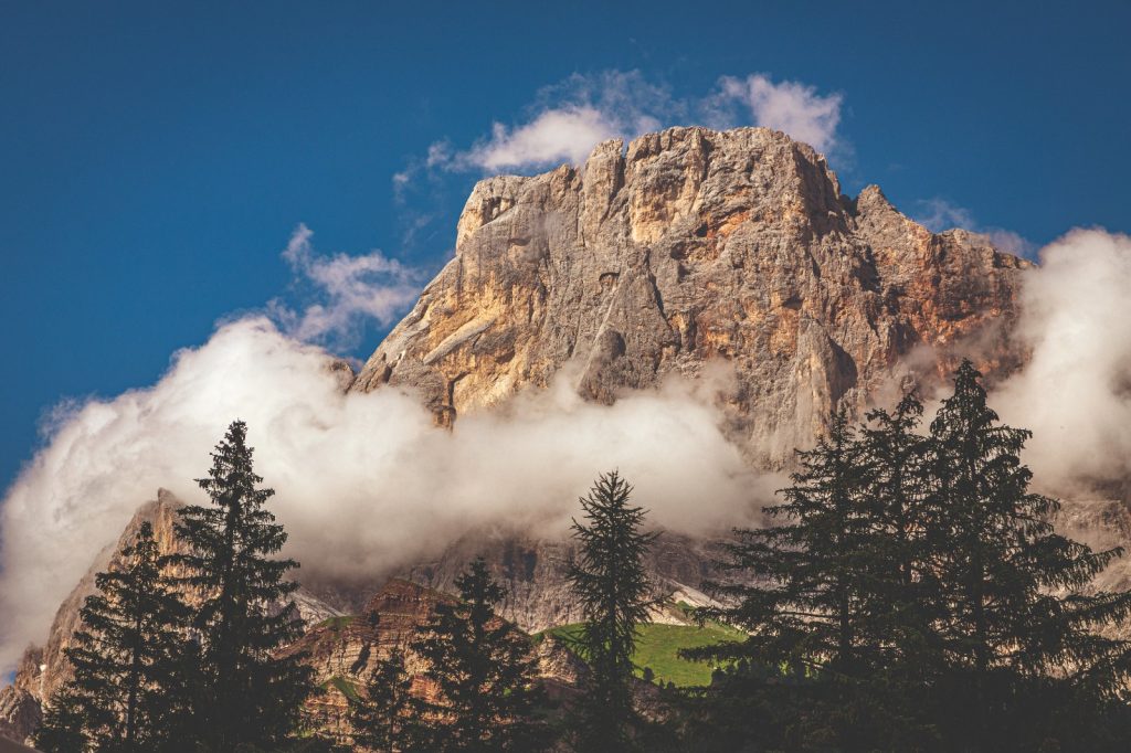 La poderosa parete sudovest del Cimon della Pala, sulla quale si sviluppano numerosi itinerari classici e vie nuove. Foto AdobeStock