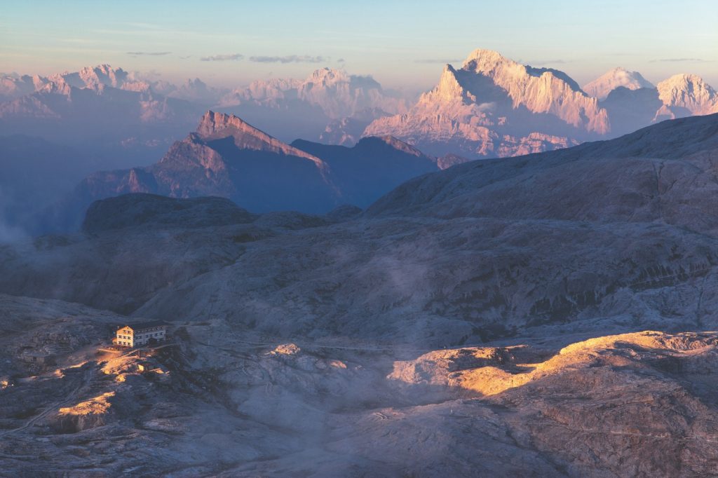 Il rifugio Rosetta (2581 m), capolinea di partenza e arrivo del Palaronda Trek. Foto iStock/Getty