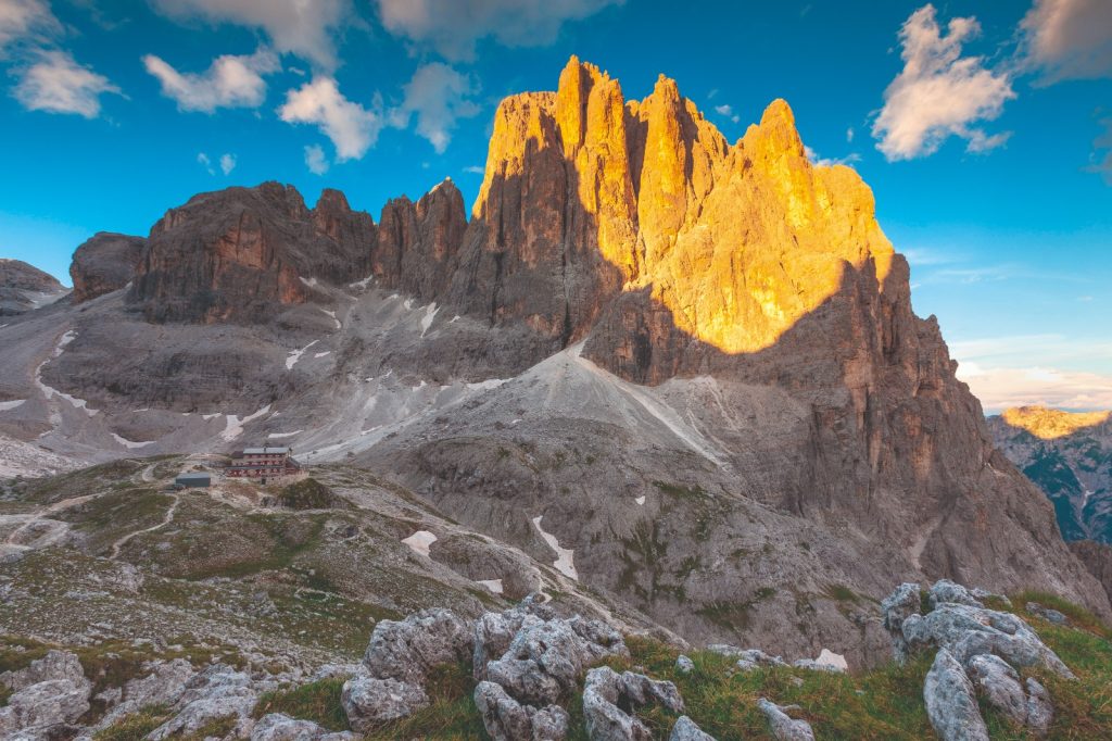 Al cospetto di Cima Canali (2900 m ), il rifugio Pradidali (2278 m), nell’omonima valle. Foto Alberto Perer/Alamy