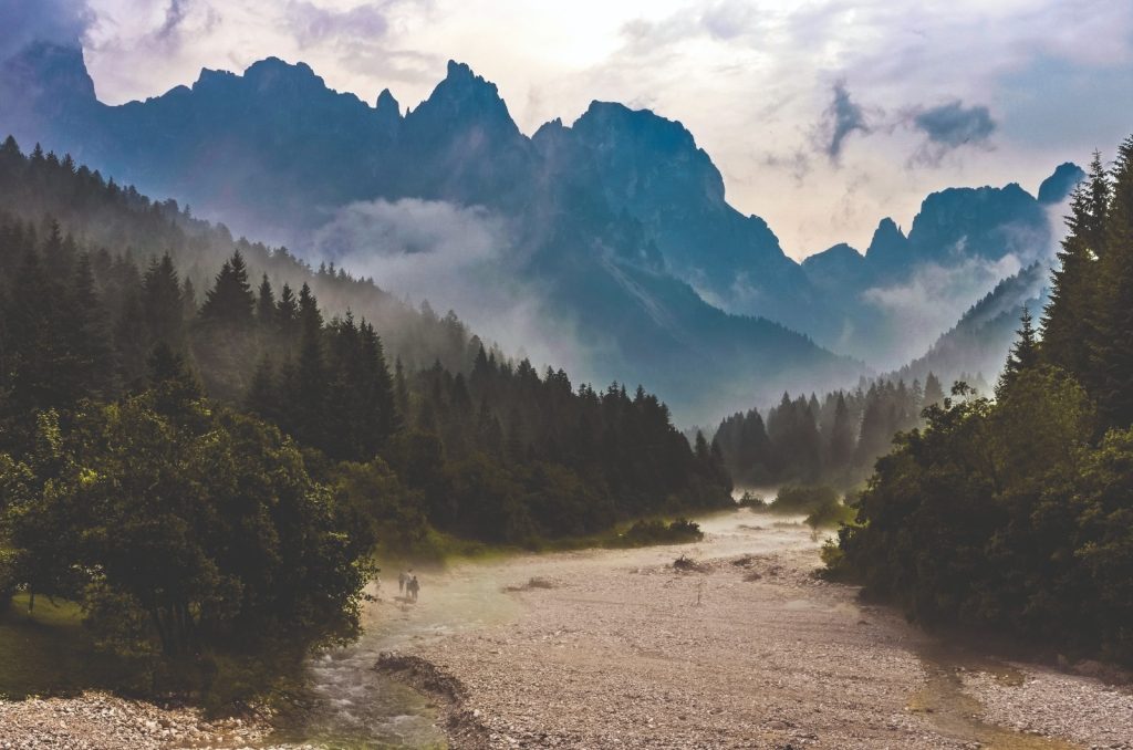 Il passaggio in Val Canali è accompagnato dal mormorio delle acque dell’omonimo torrente. Foto Ercole Di Berardino/Realy