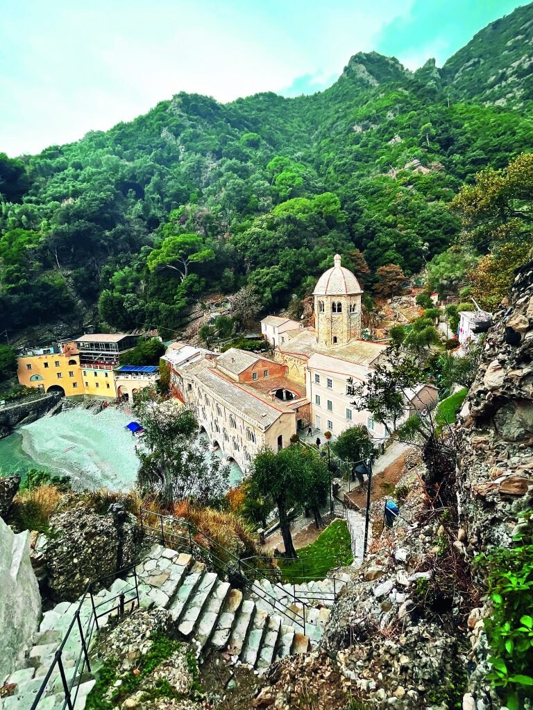 Panorama dell’abbazia di San Fruttuoso, Portofino. A sinistra, l’abbazia di San Nicolò di Capodimonte, tra Camogli e Punta Chiappa, una delle più antiche esistenti in Liguria. Foto iStock