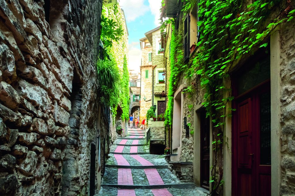 Tre le vie di Dolceacqua, borgo medievale della Val Nervia, lungo il torrente omonimo. La parte più antica è dominata dal castello dei Doria e viene chiamata dagli abitanti Terra (Téra nel dialetto locale). Foto iStock