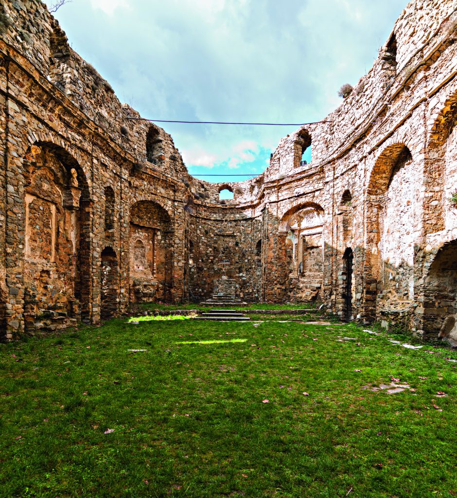 Le rovine della
chiesa di San Nicolò, nel punto più alto della Bajardo (Im) medioevale, una chiesa senza tetto dal 23 febbraio 1887, sventurato Mercoledì delle Ceneri quando buona parte dei fedeli del paese vi si erano riuniti per
celebrare l’evento religioso e furono sorpresi da un terribile sisma che uccise 212 persone. Foto iStock