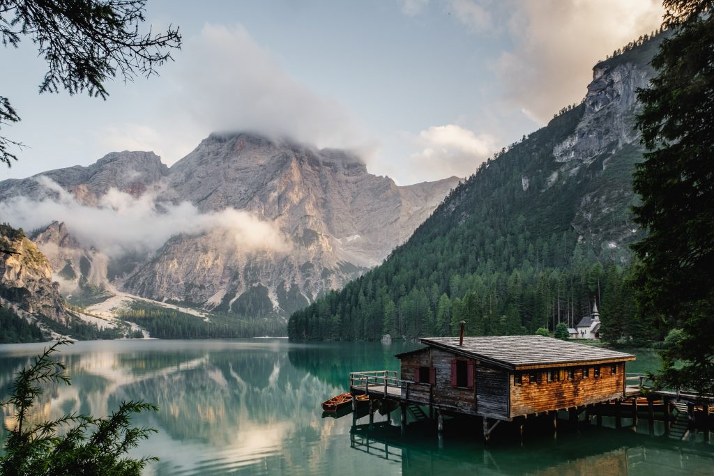 Braies. Foto Unsplash @Luca Bravo
