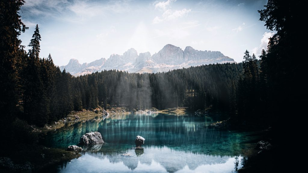 Lago di Carezza - Foto Unsplash @Marcello Smith