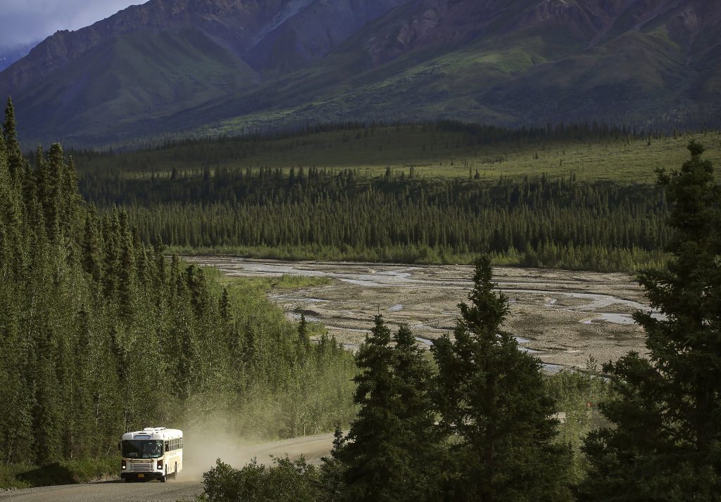 Un bus costeggia il Teklanika river - Foto Wikimedia Commons @NPGallery