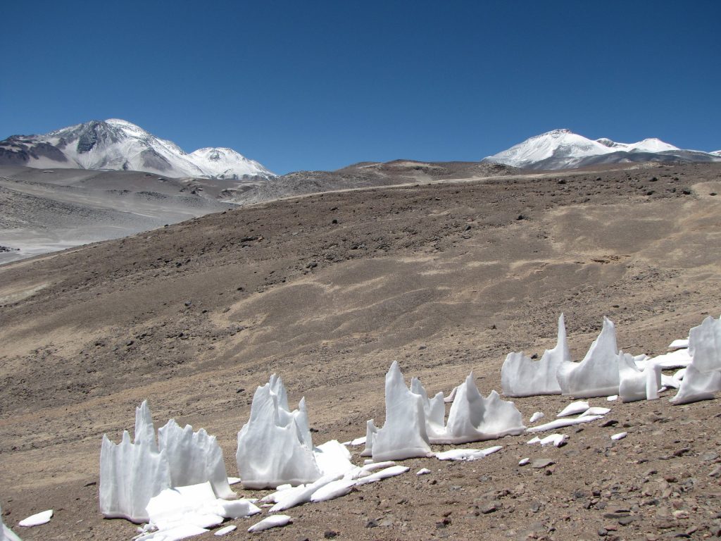 Pinnacoli di ghiaccio, sullo sfondo il vulcano El Muerto  - Foto Wikimedia Commons @Sergejf