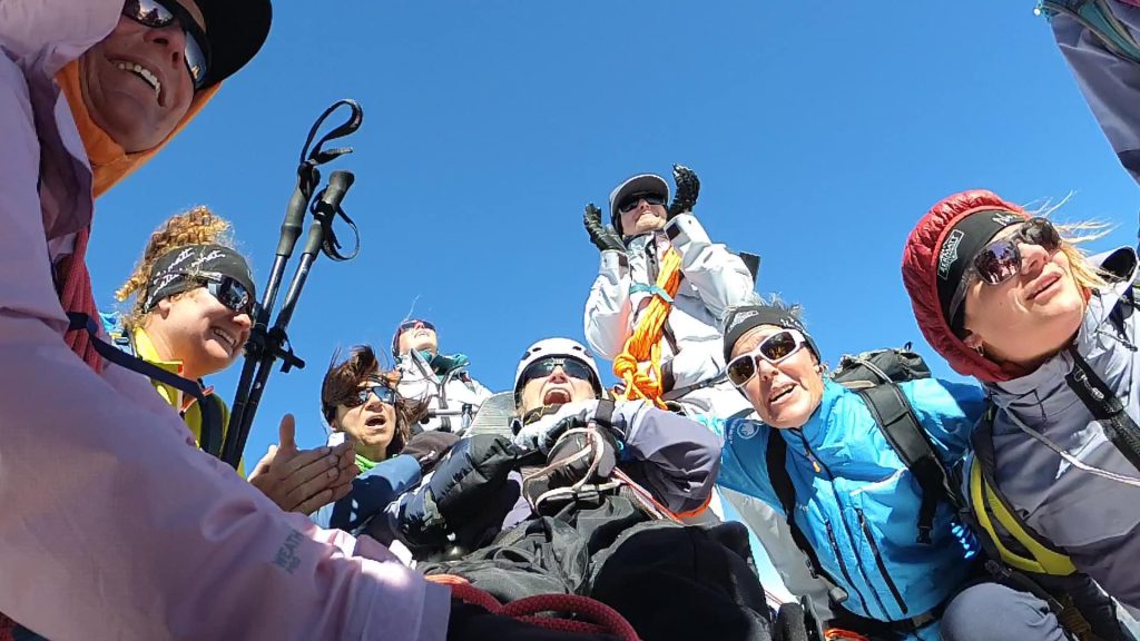 La squadra di donne che ha portato la slitta con Nicole Niquille. Foto Caroline George 