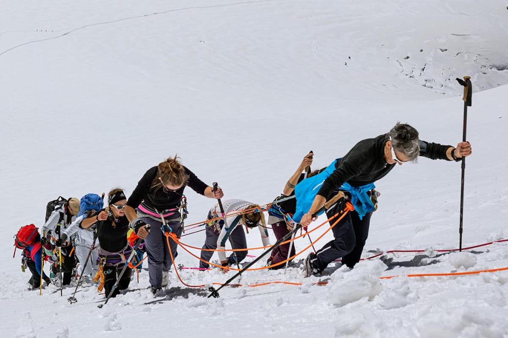 La squadra di donne che ha portato in vetta Nicole Niquille trascinando la slitta sul Breithorn. Foto Caroline George