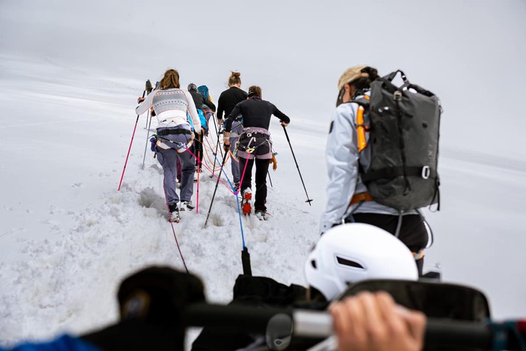 La squadra di donne che ha portato in vetta Nicole Niquille trascinando la slitta sul Breithorn. Foto Caroline George