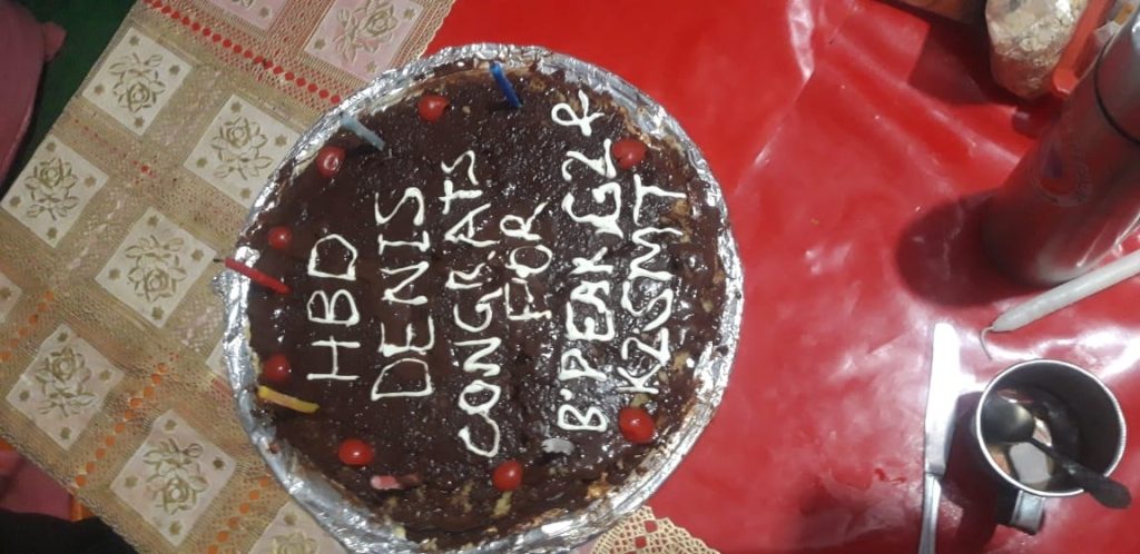 Torta di compleanno al campo base del K2 dopo la vetta. Foto Denis Urubko  