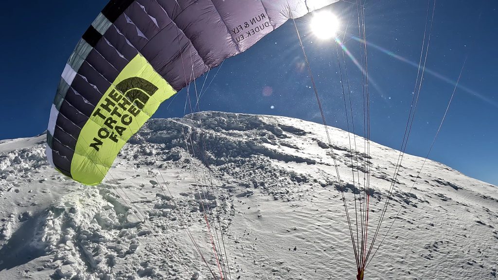 Discesa in parapendio dal Broad Peak. Foto Benjamin Védrines