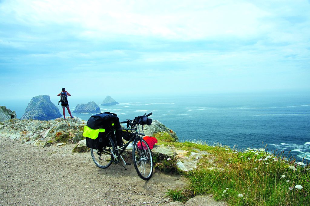  Il GR34 è un itinerario per escursionisti ricco di storia, natura selvaggia, rocce e onde che si infrangono sulla costa. Un percorso che si snoda lungo il litorale bretone per più di 2.000 chilometri, da Mont-Saint-Michel al ponte di Saint-Nazaire. Foto Savoieleysse/Adobe Stock