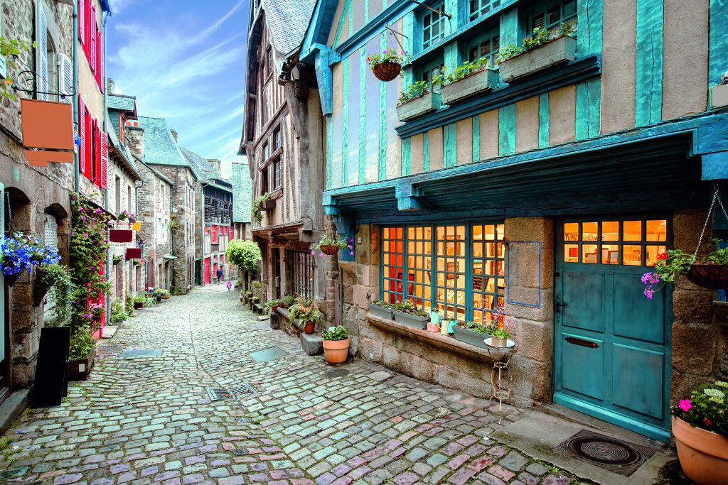 Dinan. Racchiusa in 3 chilometri di mura - le più antiche e massicce di Bretagna - Dinan può vantare un patrimonio architettonico eccezionalmente diversificato. La città vecchia conserva ancor oggi nei suoi vicoli fioriti alcune case che mostrano intelaiature in legno di particolare fascino. Foto rh2010/Adobe Stock