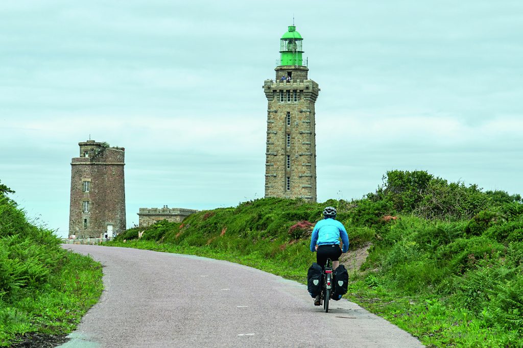Il faro di Cap Fréhel lungo la pista ciclabile Eurovelo 4. Foto Thomas/Adobe Stock