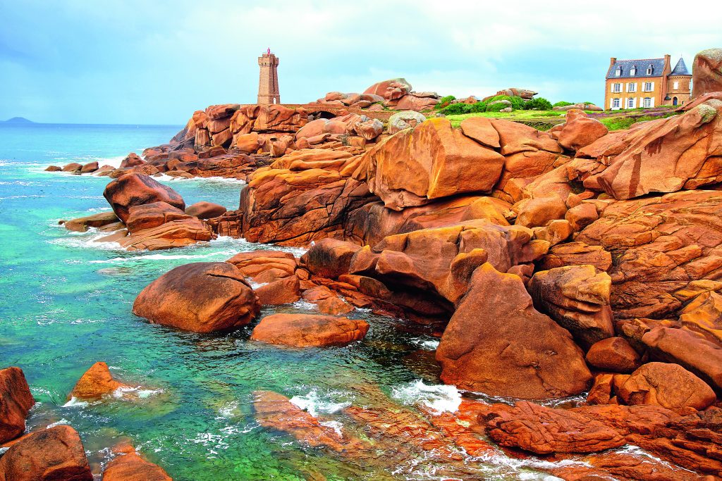 Côte de Granit Rose. Questo tratto di litorale bretone, tra Perros-Guirec e Trébeurden, prende nome dal colore rosato delle rocce scolpite dall’erosione marina. La strada che corre lungo la costa offre una vista impareggiabile sulle isolette che la fronteggiano, tra cui l’Île Grande. Foto Marina Ignatova/Adobe Stock