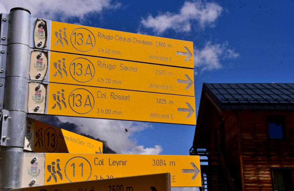 Cartelli al Rifugio Benevolo