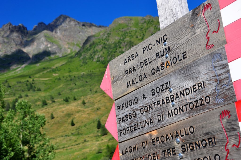Cartelli per il rifugio Bozzi