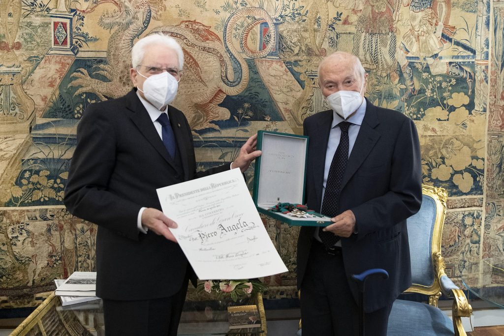 Il Presidente della Repubblica Sergio Mattarella con Piero Angela (D), al quale ha conferito l