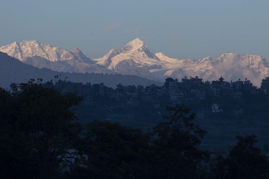 Le vette del Langtang da Kathmandu - Foto ANSA Credit Image: © Aryan Dhimal/ZUMA Wire)