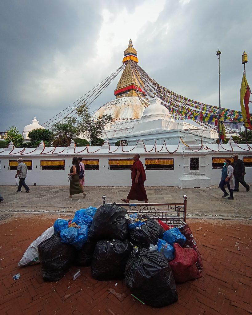 Spazzatura a Kathmandu - Foto ANSA (Credit Image: © Amit Machamasi/ZUMA Press Wire)