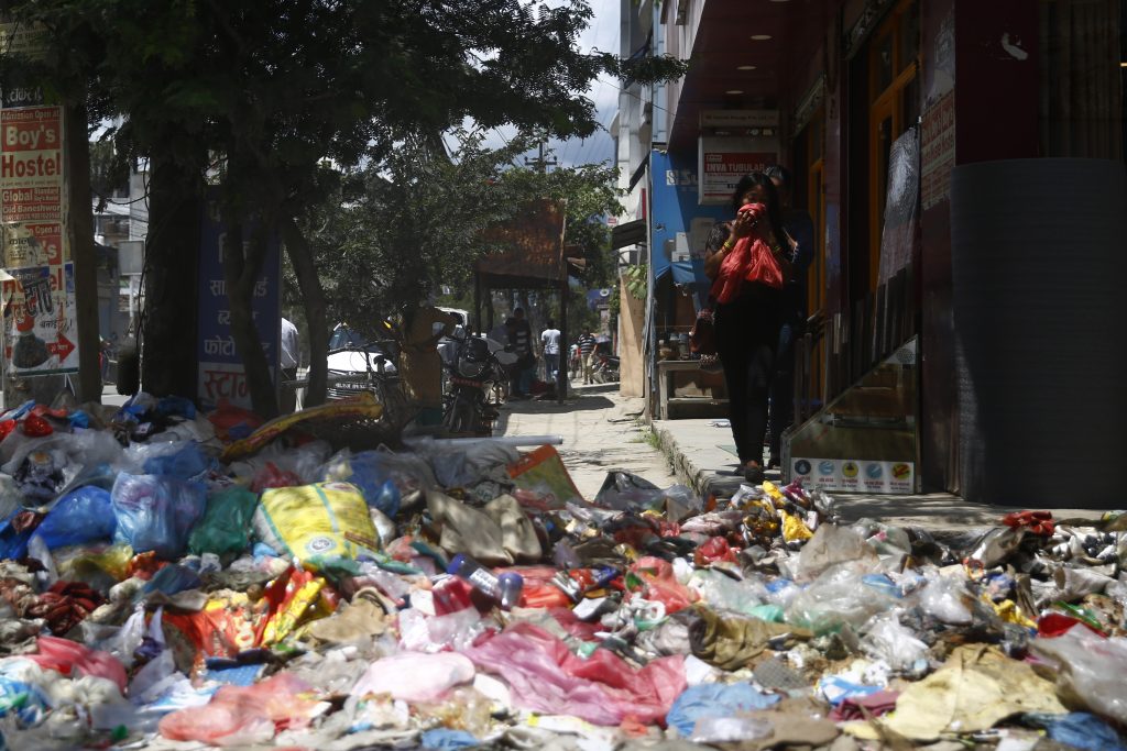 Spazzatura a Kathmandu - Foto ANSA (Credit Image: © Skanda Gautam via ZUMA Wire)
