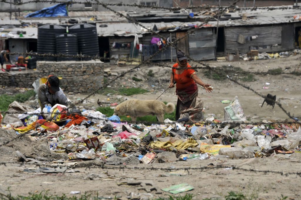 Spazzatura a Kathmandu - Foto ANSA (Xinhua/Sunil Pradhan)..****Authorized by ytfs* (Credit Image: © Sunil Pradhan/Xinhua/ZUMAPRESS.com)