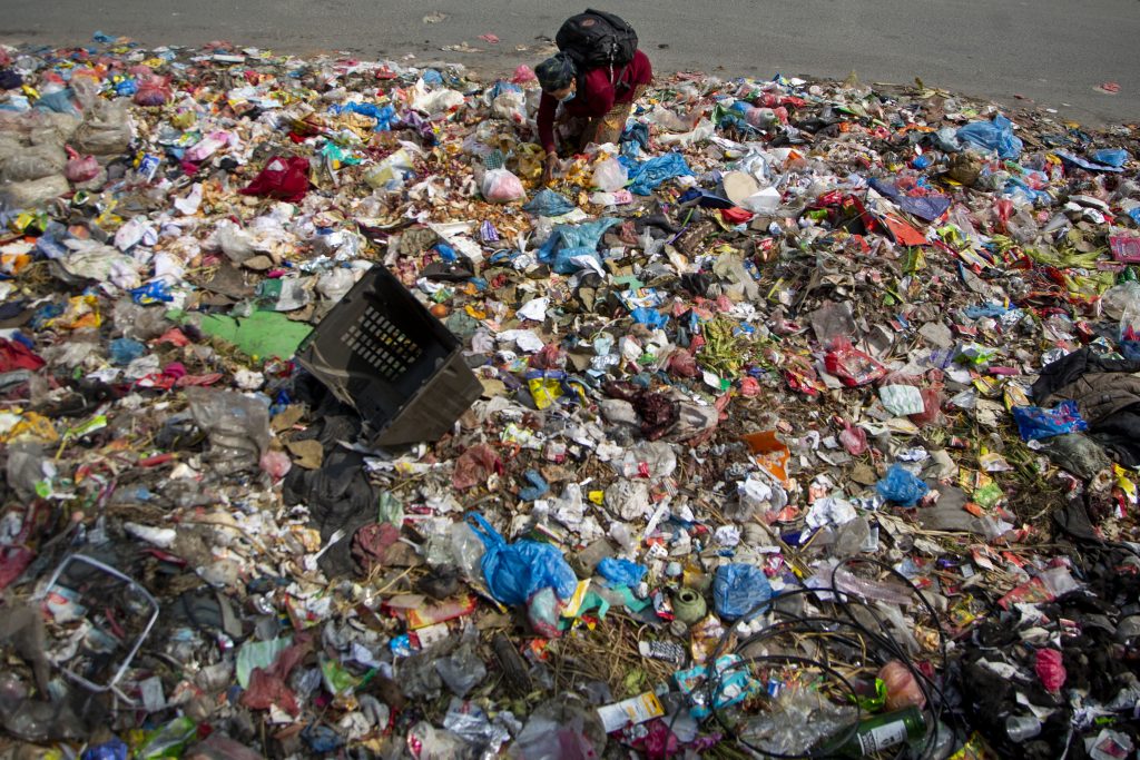 Spazzatura a Kathmandu - Foto ANSA (Credit Image: © Sulav Shrestha/Xinhua via ZUMA Press)