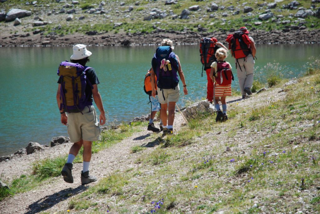 Escursionisti al Lago Coldai (Civetta)