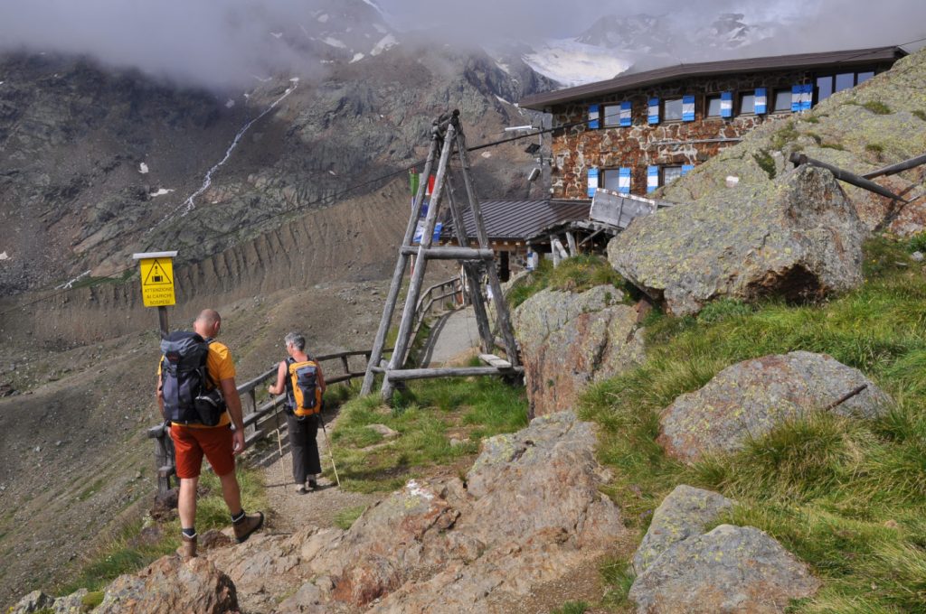 Escursionisti verso il rifugio Larcher