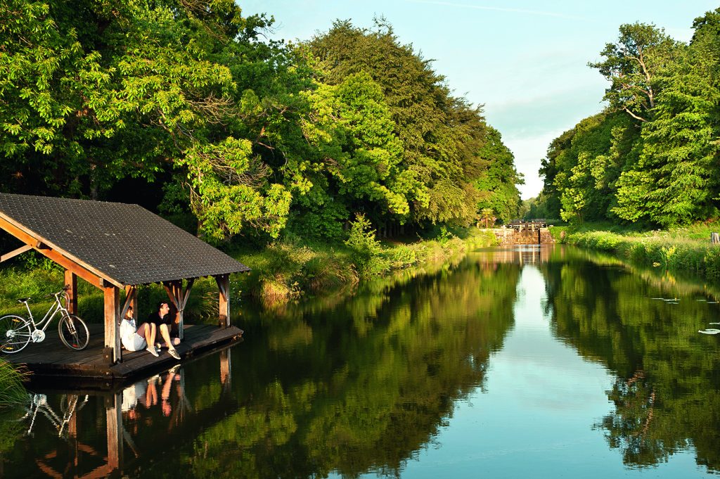 Un punto di attracco lungo il canale navigabile tra l’Ille e la Rance che mette in comunicazione Rennes con Saint-Malo e Dinan. Nella pagina accanto, la pista ciclabile che costeggia il fiume Oust e il castello della città di Josselin. Foto Berthier Emmanuel/Hemis.fr/AGF