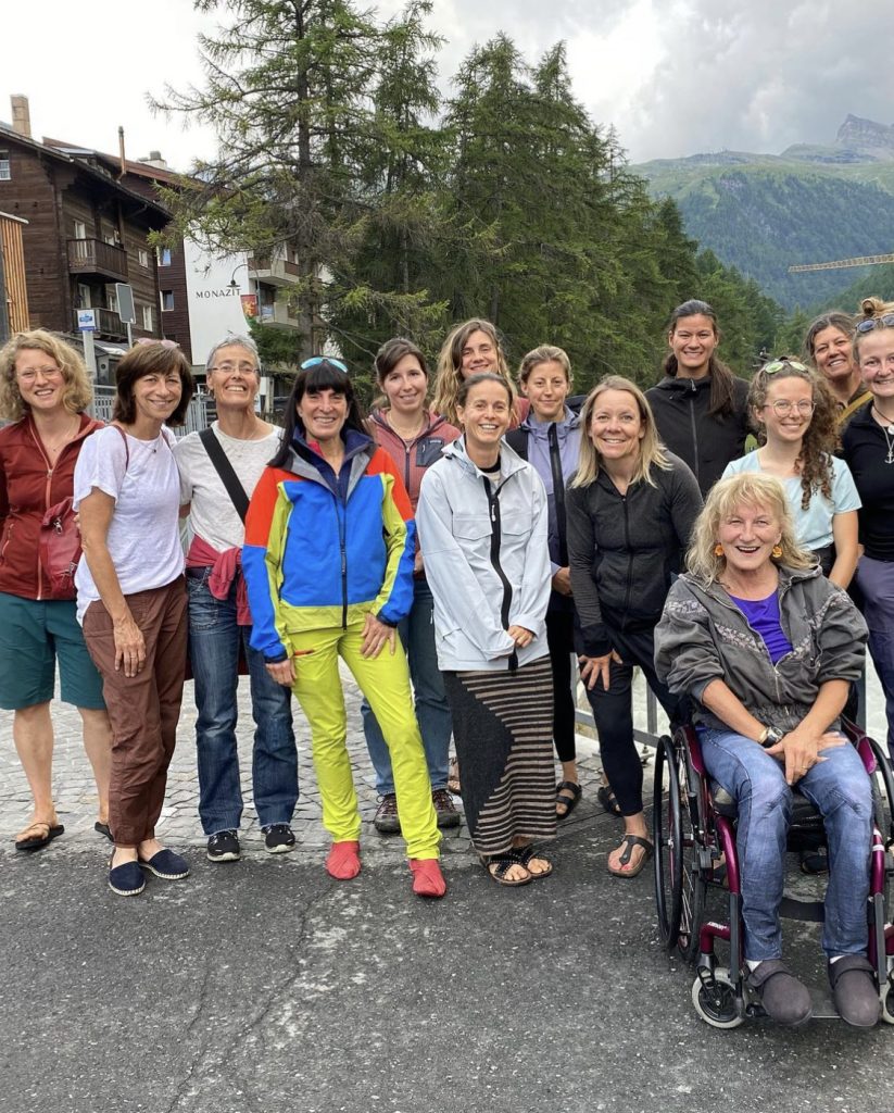 La squadra di donne che ha portato la slitta con Nicole Niquille. Foto Anna Torretta