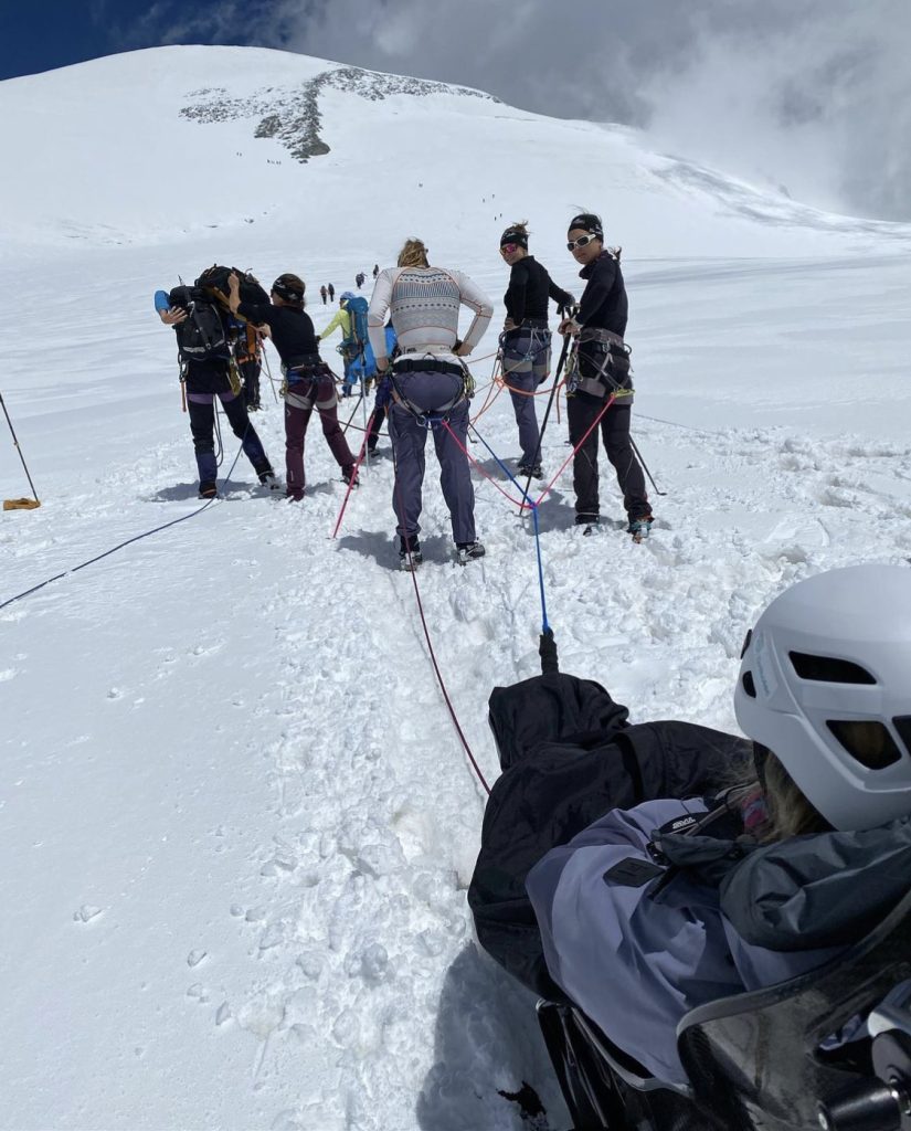 La squadra di donne che ha portato in vetta Nicole Niquille trascinando la slitta sul Breithorn. Foto Anna Torretta