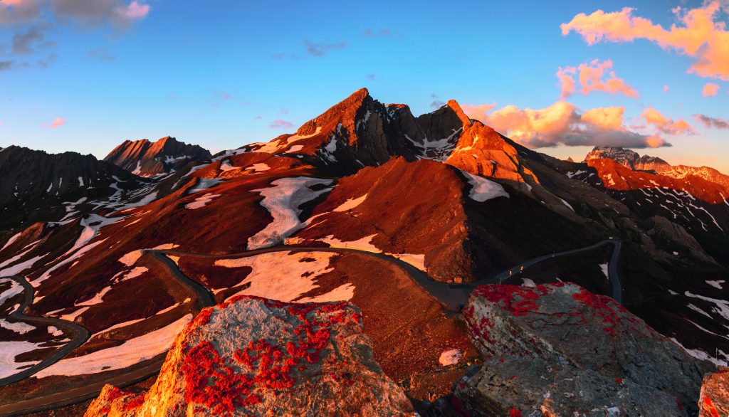 A ridosso del confine francese, il Monviso
è stretto tra le valli Varaita e Po. La prima si estende per una settantina di chilometri, da Verzuolo al Colle dell