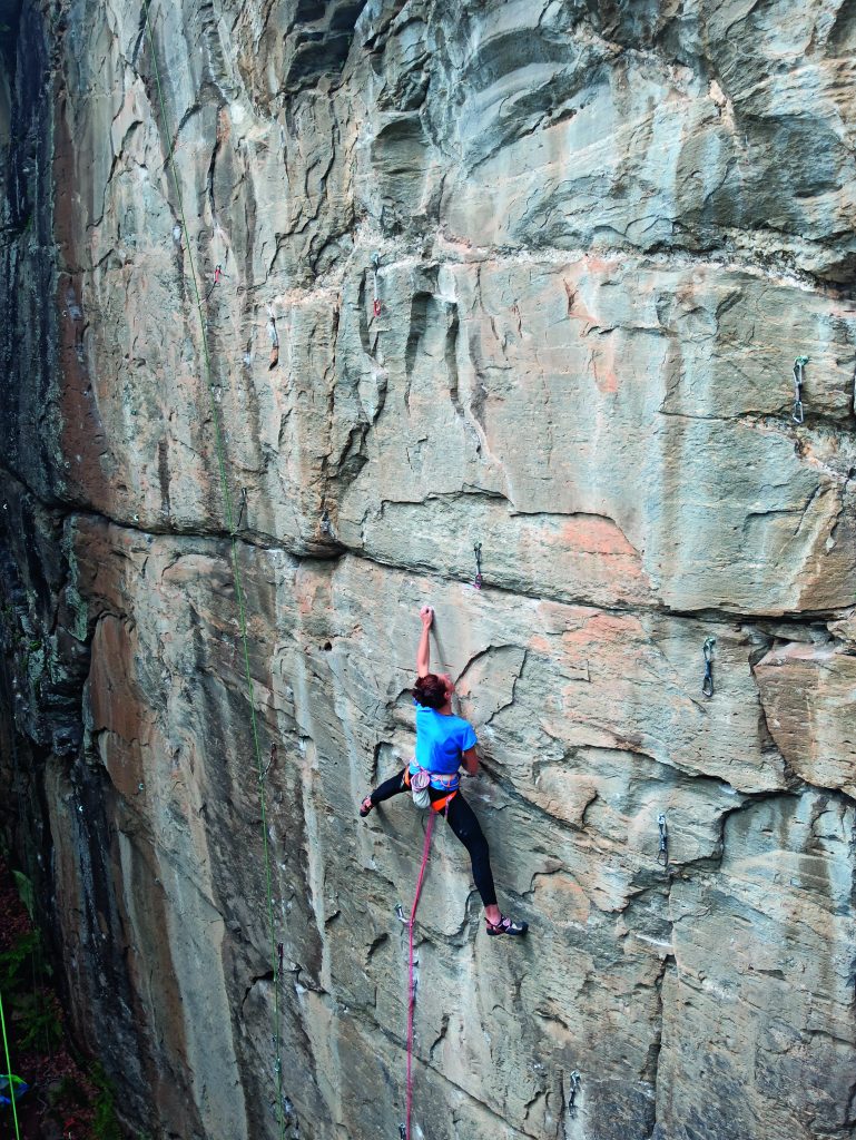 Elena Nasi sulla bella roccia della falesia di Baricocuo, l’ultima nata in media valle. Foto E. Rinaudo