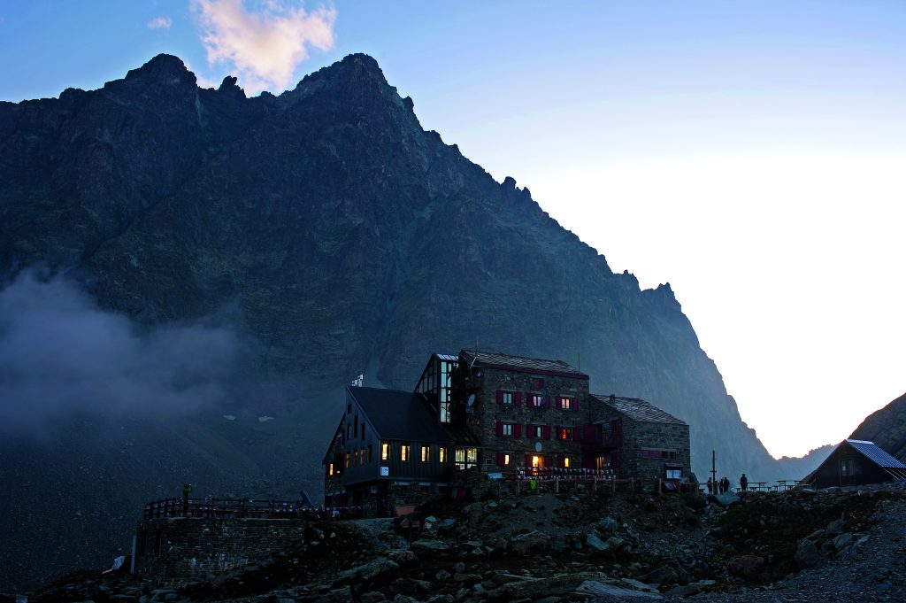 Il rifugio Quintino Sella al tramonto. Foto di Livio Piatta/World Images
