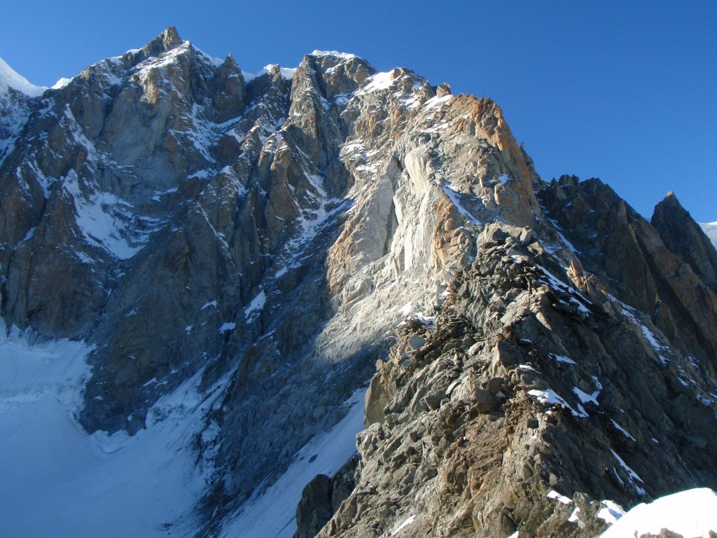 Cresta Kuffner Mont Maudit dal bivacco de la Fourche - Foto Wikimedia Commons @Masa Sakano - Flickr