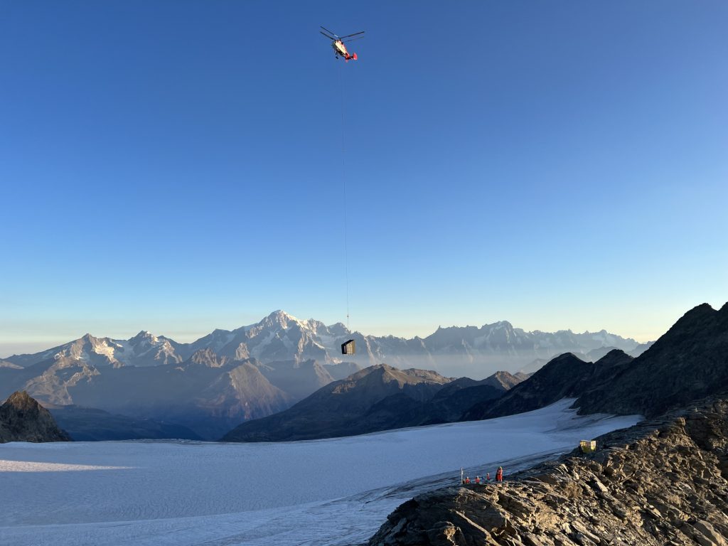 Il trasporto in elicottero dei componenti della struttura. Foto di André Barailler