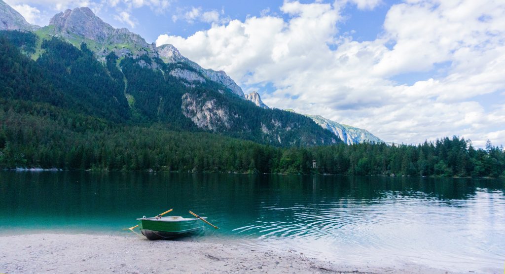 Lago di Tovel. Foto Unsplash @Monica Garniga