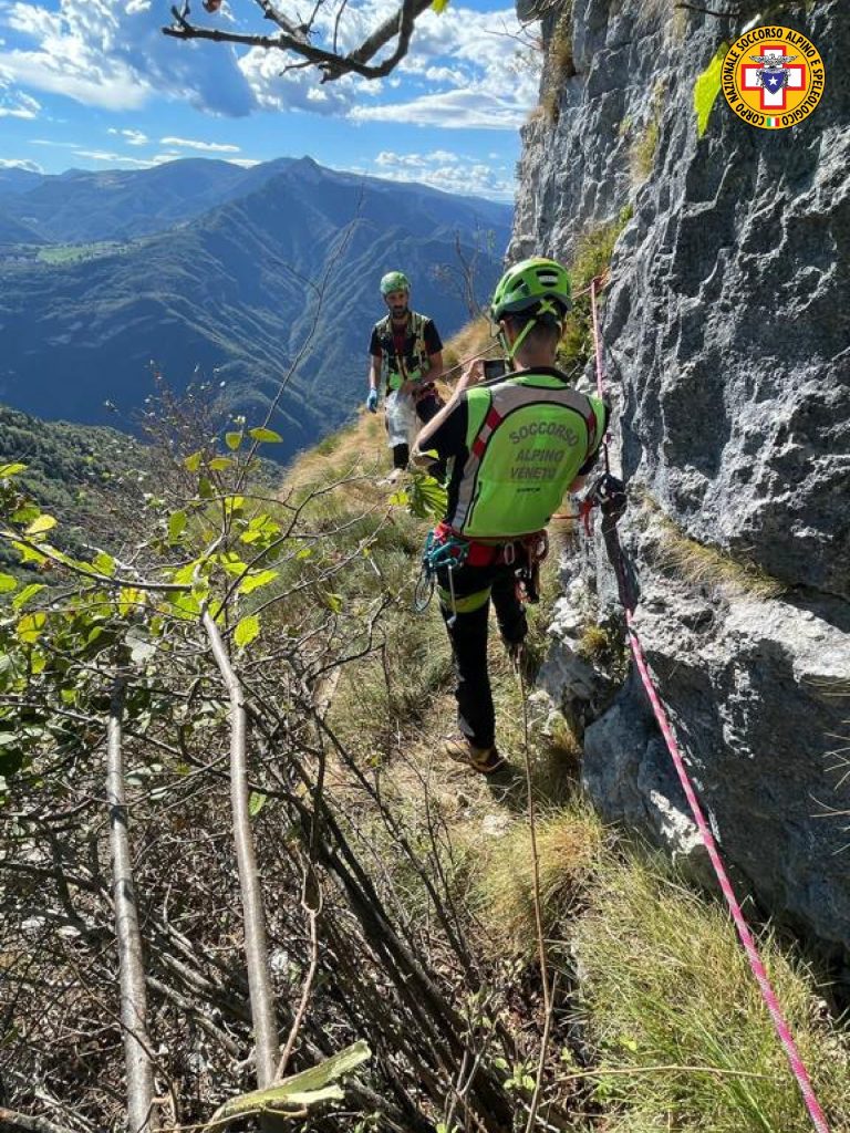 Recupero del cellulare - Foto Soccorso Alpino e Speleologico Veneto