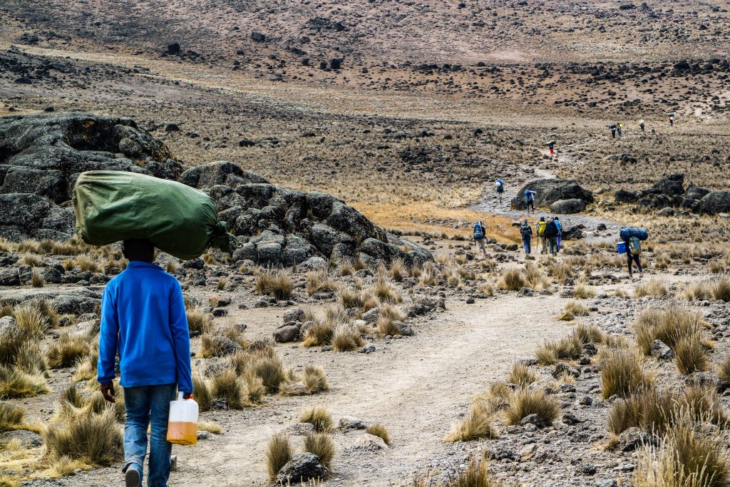 Portatori sul Kilimanjaro - Foto Unsplash @Tom Cleary