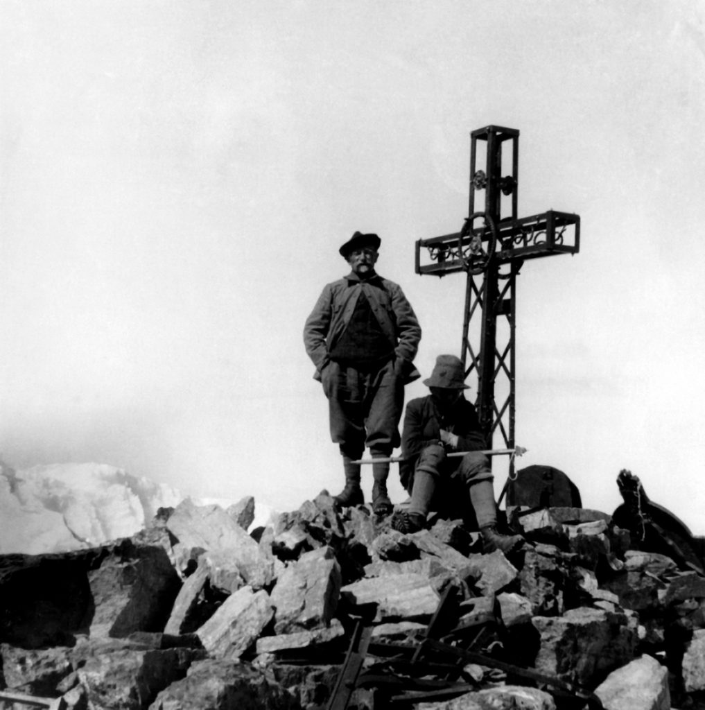 Claudio
Perotti (in piedi), vicino alla croce di vetta del Monviso. Foto Archivio Aldo Perotti