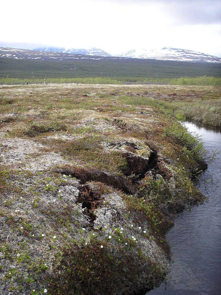 Il permafrost presso la torbiera di Storflaket, presso Abiskos nel nord della Svezia, mostra segni di frattura ai bordi a causa dello scongelamento. Foto wikipedia