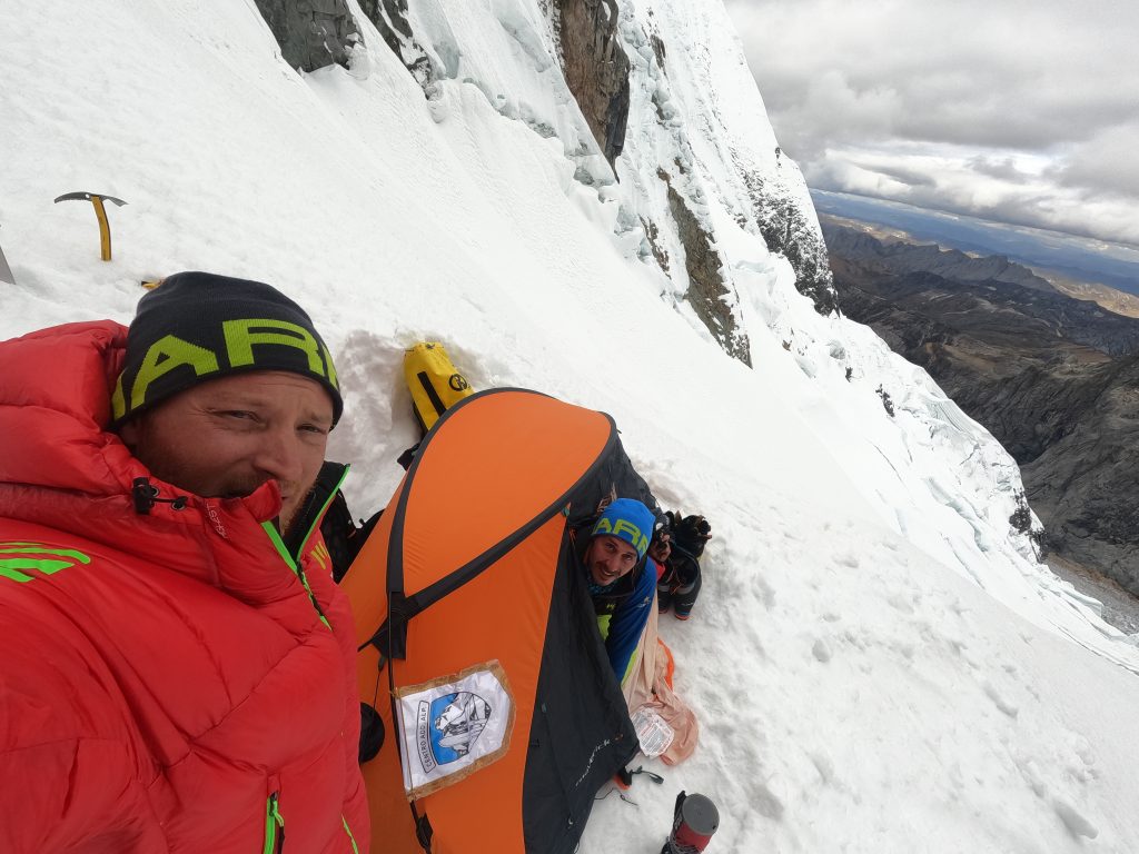Rinuncia alla parete est a causa della caduta di sassi. Foto archivio della Bordella