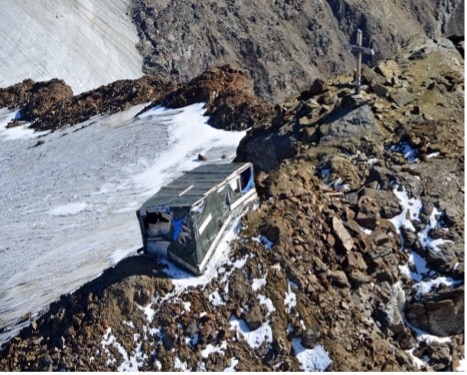 Cima del Monte Cevedale e la baracca della prima Guerra Mondiale protetta e messa in sicurezza in previsione di un intervento di recupero da parte della Soprintendenza di Trento. Foto Carabinieri del Nucleo per la Tutela del Patrimonio Culturale (TPC) di Udine