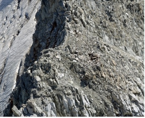 Cresta del Crozzon di Lares e l’area crepacciata del suo versante occidentale. Foto Carabinieri del Nucleo per la Tutela del Patrimonio Culturale (TPC) di Udine